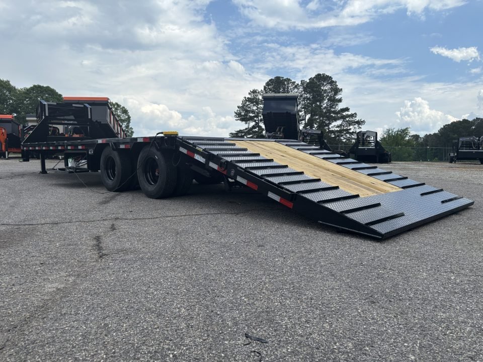 2026 Load Trail GL 102X32 9' HYDRAULIC DOVE TAIL AND JACKS 25900 GVWR Deckover Trailer