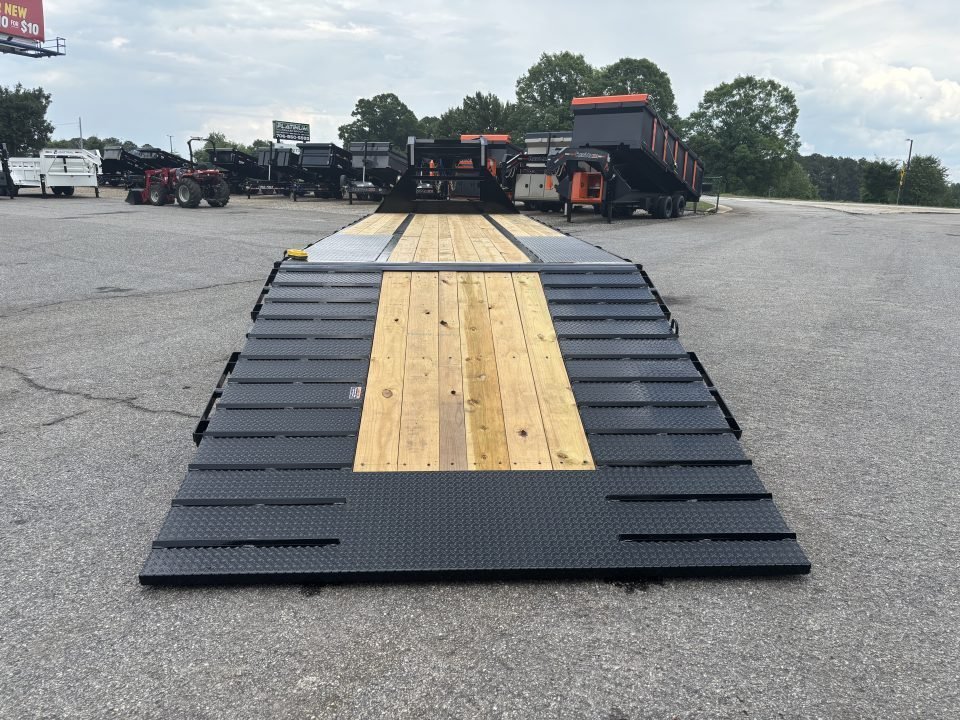 2026 Load Trail GL 102X32 9' HYDRAULIC DOVE TAIL AND JACKS 25900 GVWR Deckover Trailer