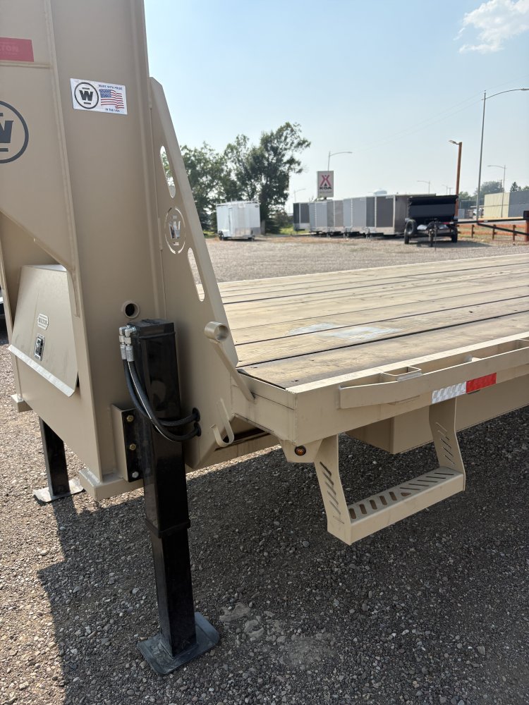 Walton FBX212-32G 24K Gooseneck trailer, 235/80R16 tires, spare tire, mud flaps, tool box, mega ramp