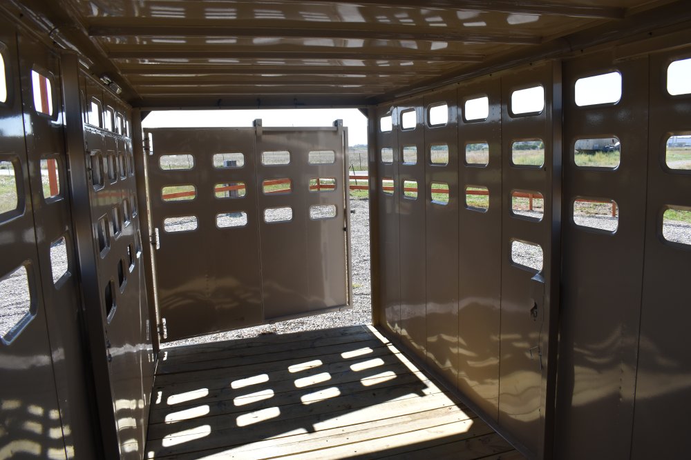 Eagle X 6'8"X16' 14K Gooseneck livestock trailer, Steel punched hole sides