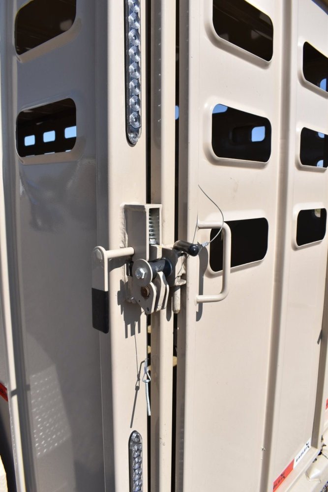 Eagle X 6'8"X16' 14K Gooseneck livestock trailer, Steel punched hole sides
