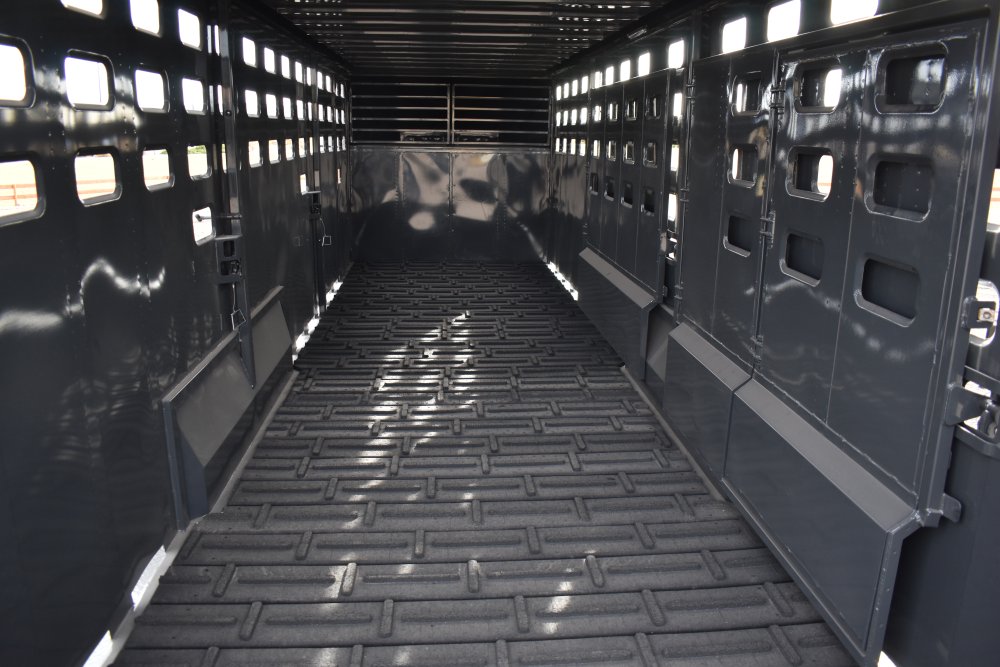 Eagle X - 7'X24' 14K Gooseneck livestock trailer, Steel punched hole sides