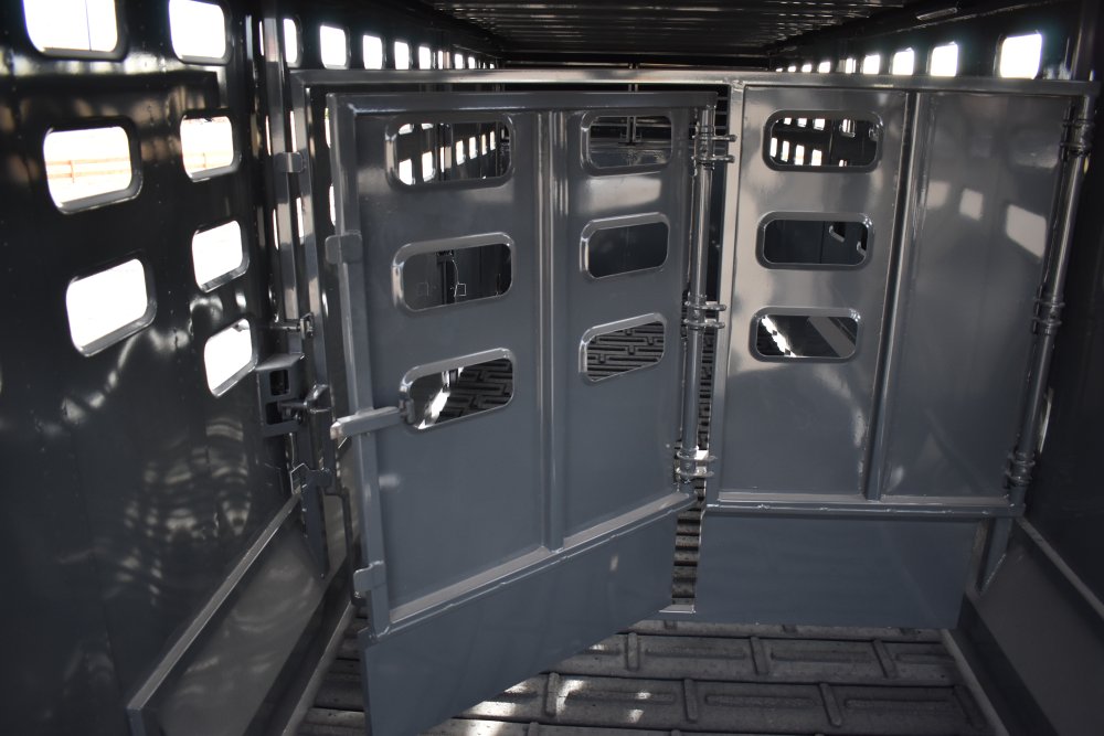 Eagle X - 7'X24' 14K Gooseneck livestock trailer, Steel punched hole sides