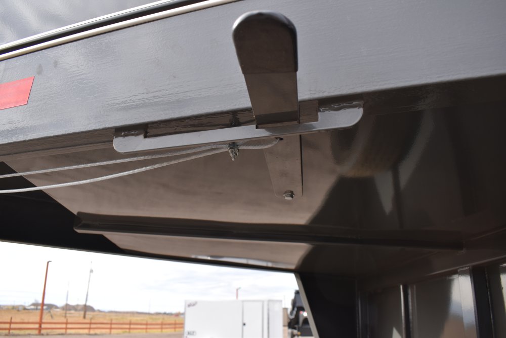 Eagle X - 7'X24' 14K Gooseneck livestock trailer, Steel punched hole sides