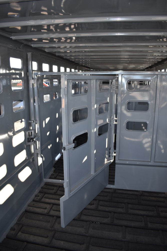 Eagle X - 7'X28' 16K Gooseneck livestock trailer, Steel punched hole sides