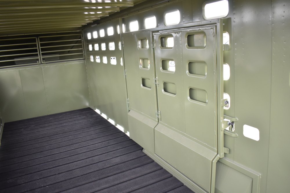 Eagle X - 7'X20' 14K Gooseneck livestock trailer, Steel punched hole sides