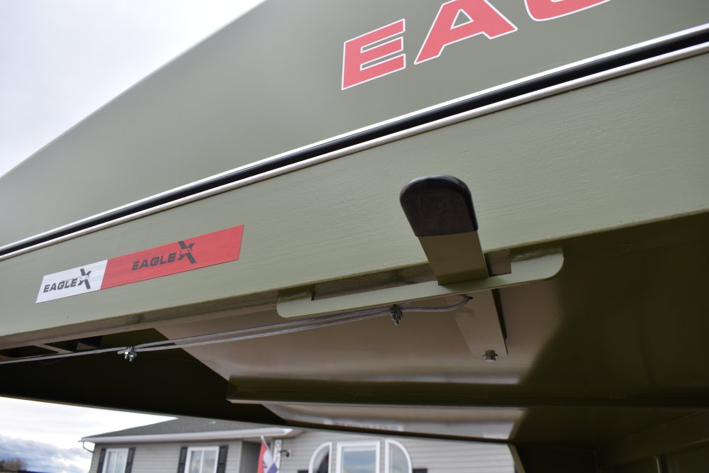 Eagle X - 7'X20' 14K Gooseneck livestock trailer, Steel punched hole sides