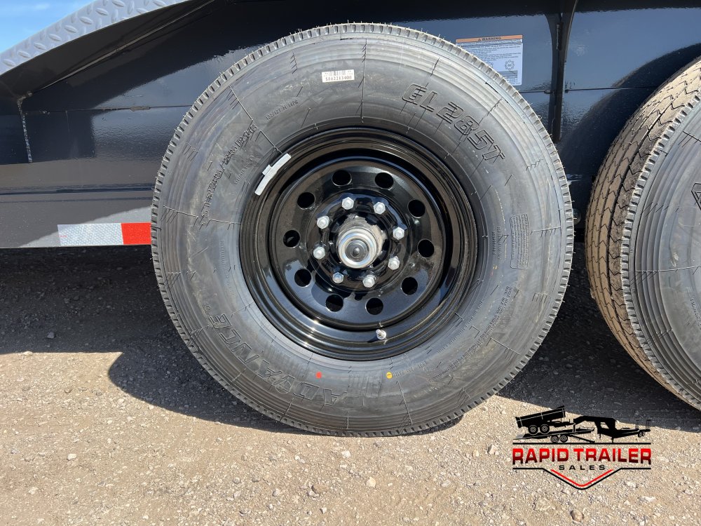 102"x32' Lamar Trailers Equipment
