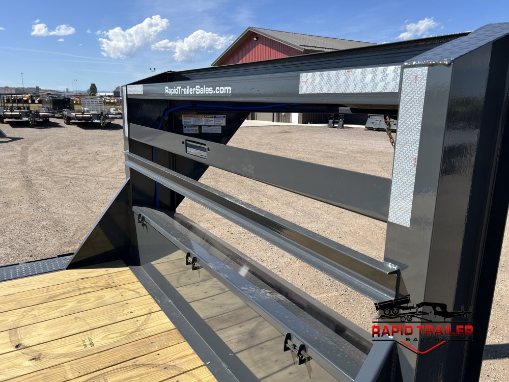 102"x32' Lamar Trailers Equipment