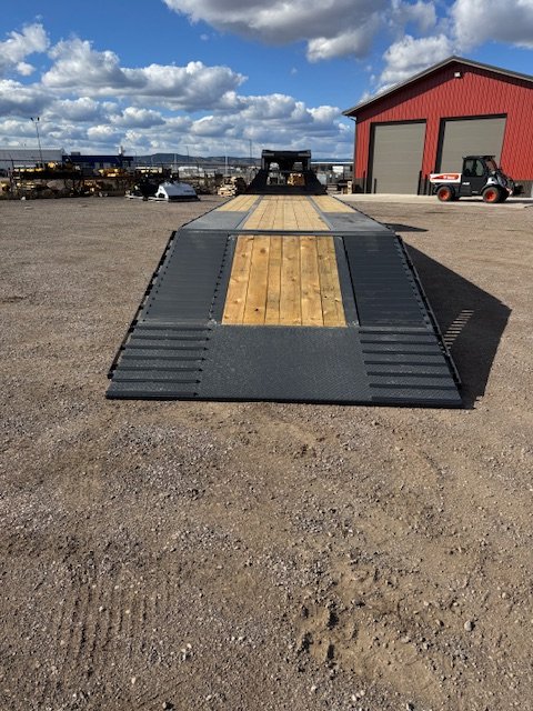 102"x36' Lamar Trailers Equipment