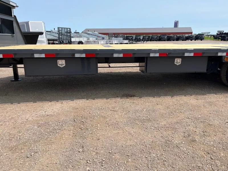 x Lamar Trailers Equipment