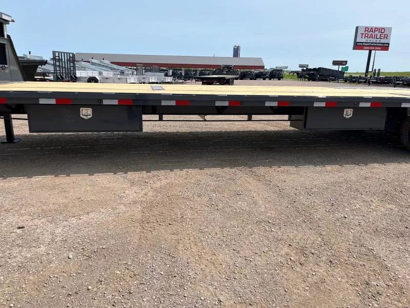 x Lamar Trailers Equipment