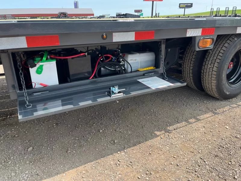 x Lamar Trailers Equipment