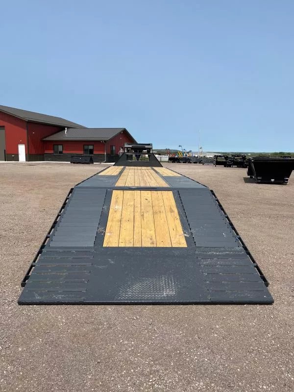 x Lamar Trailers Equipment