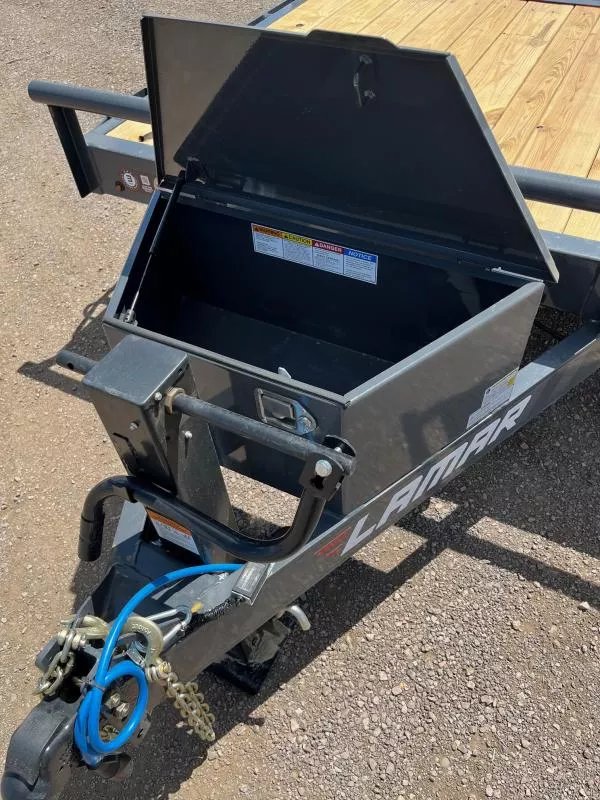x Lamar Trailers Equipment