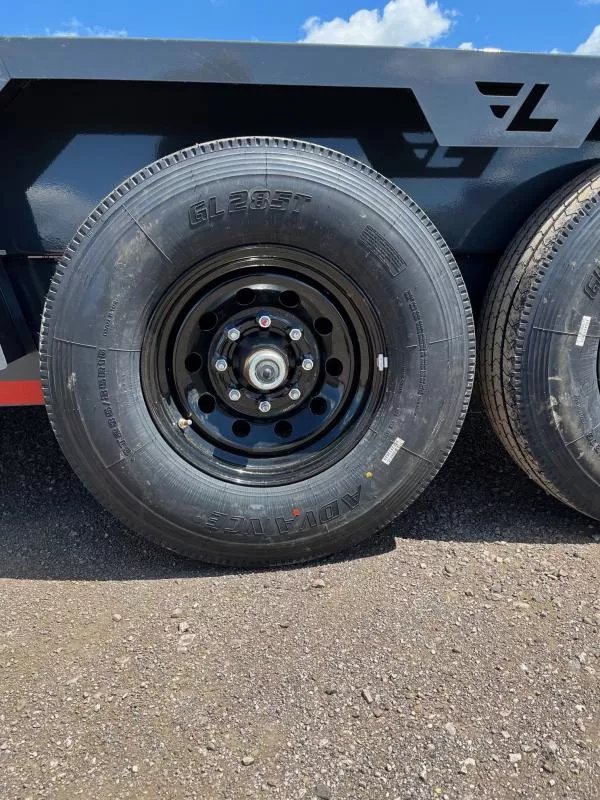 x Lamar Trailers Equipment