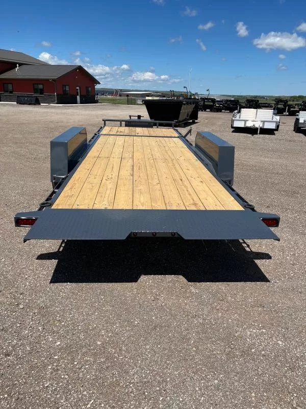 x Lamar Trailers Equipment