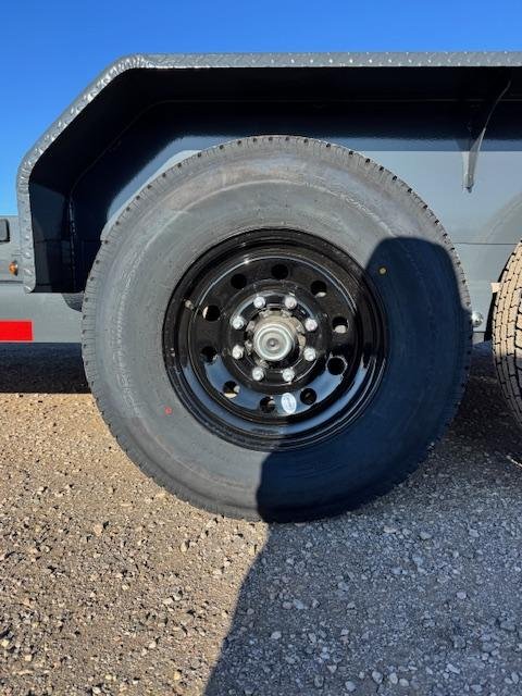 x Lamar Trailers Equipment