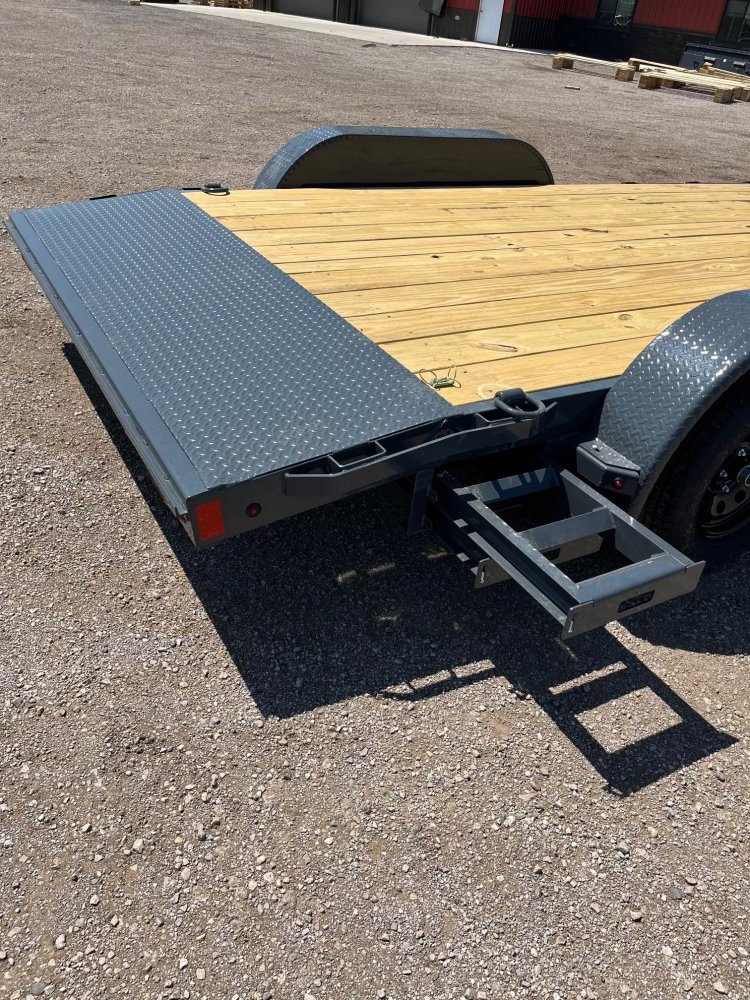 x Lamar Trailers Equipment