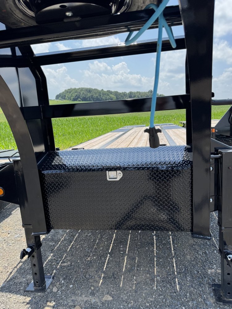 8.5x32 PJ Trailers Gooseneck