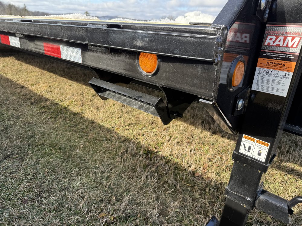 8.5x32 PJ Trailers Gooseneck
