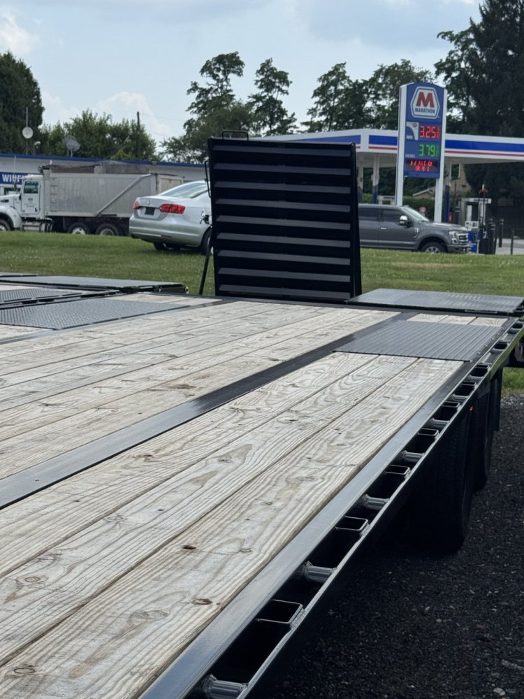 8x34 PJ Trailers Gooseneck