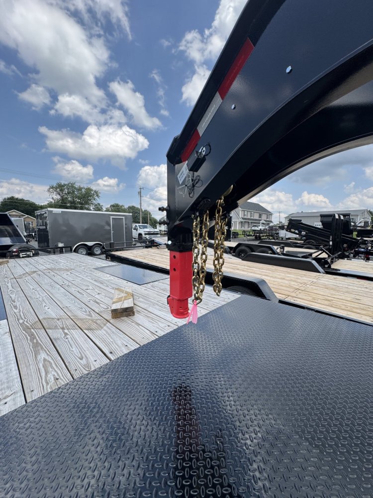 8x34 PJ Trailers Gooseneck