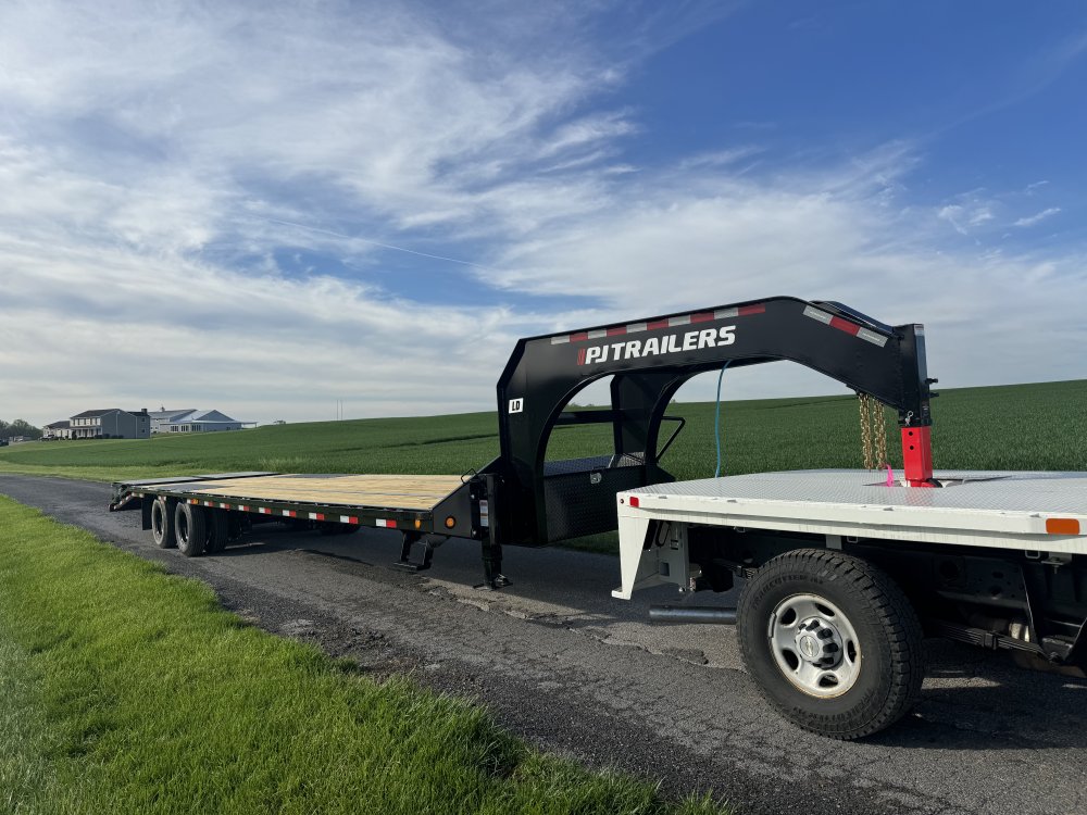 8x34 PJ Trailers Gooseneck