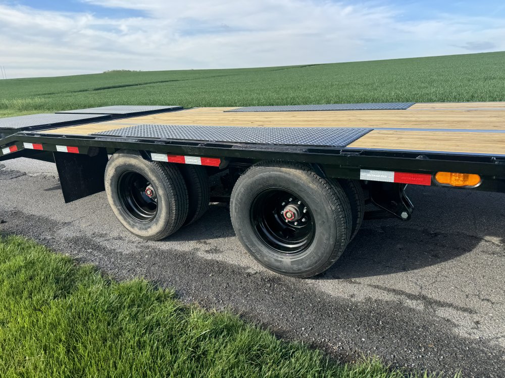8x34 PJ Trailers Gooseneck