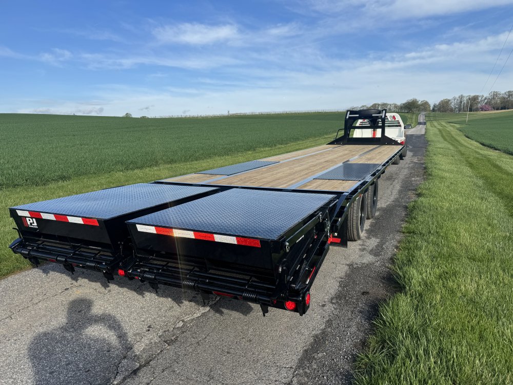8x34 PJ Trailers Gooseneck