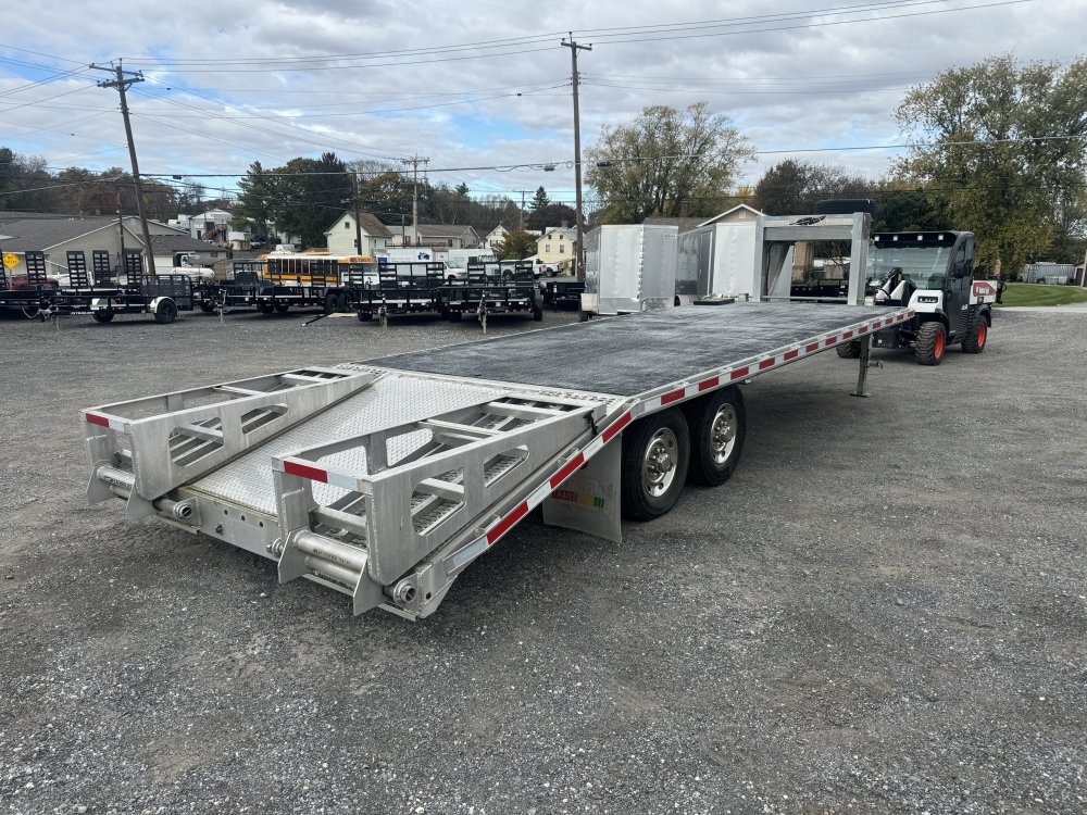 8.5x24 Featherlite Gooseneck