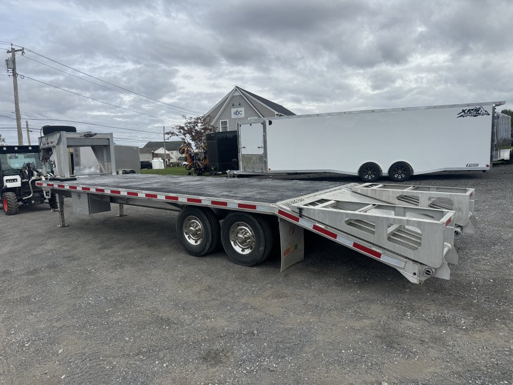 8.5x24 Featherlite Gooseneck