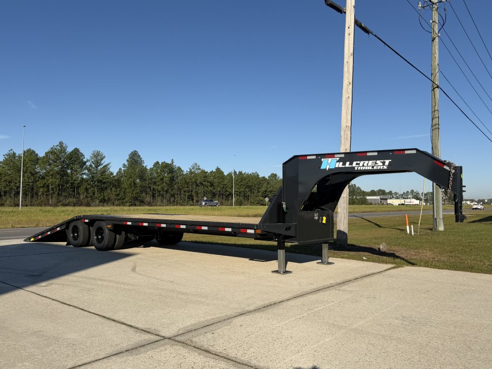 2027 32' Hillcrest 25.9K Hydraulic Dovetail