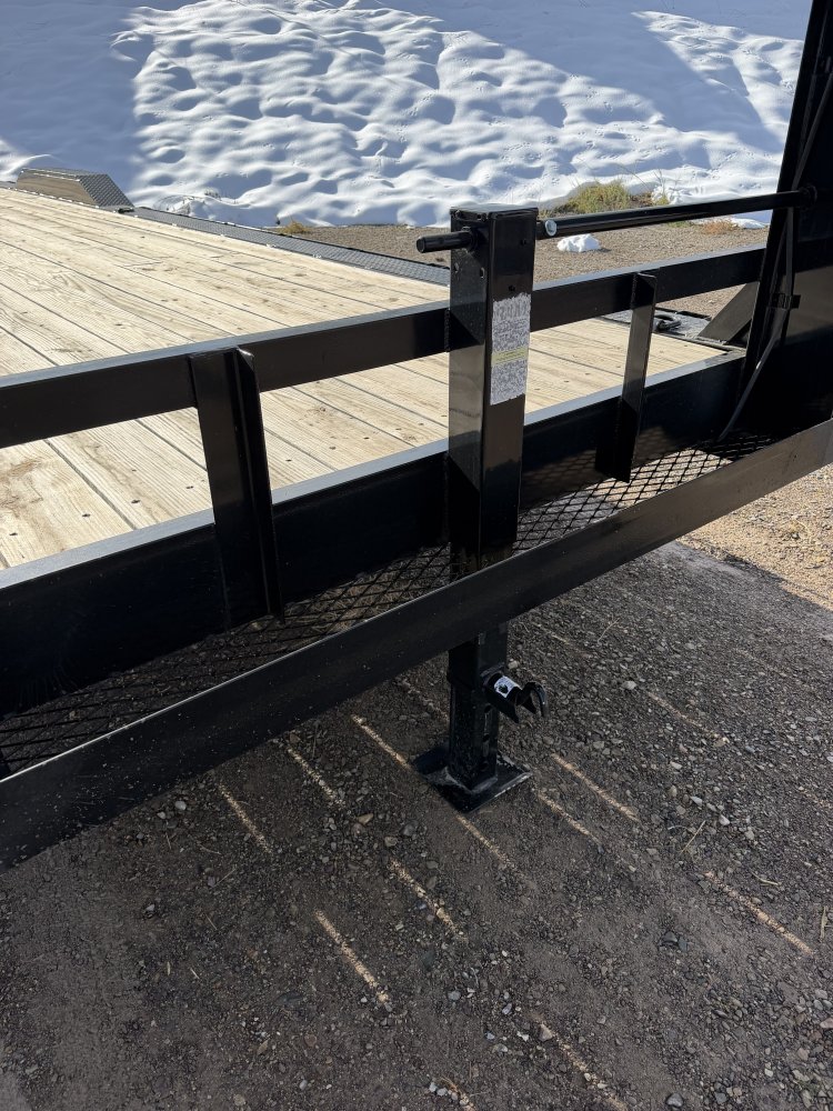 8' 6"x32' Top Hat Flatbed