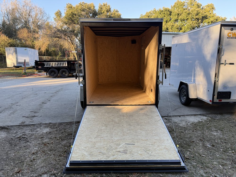 6'x10' Covered Wagon Enclosed