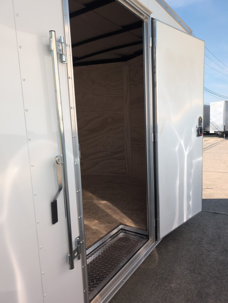 8.5'x24' DARKHORSE Enclosed