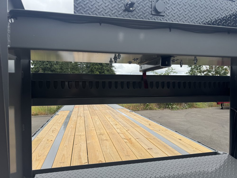 Diamond C 8.5x32 24,000 Gooseneck