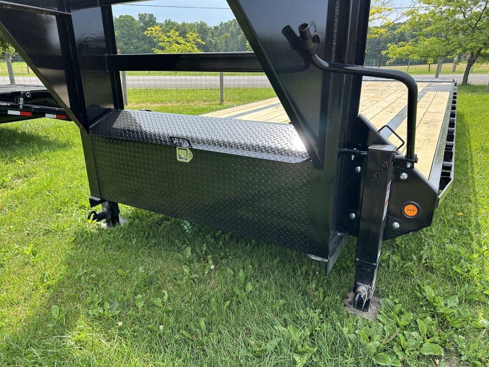 2027 PJ Trailers 30' Quest Gooseneck with Singles