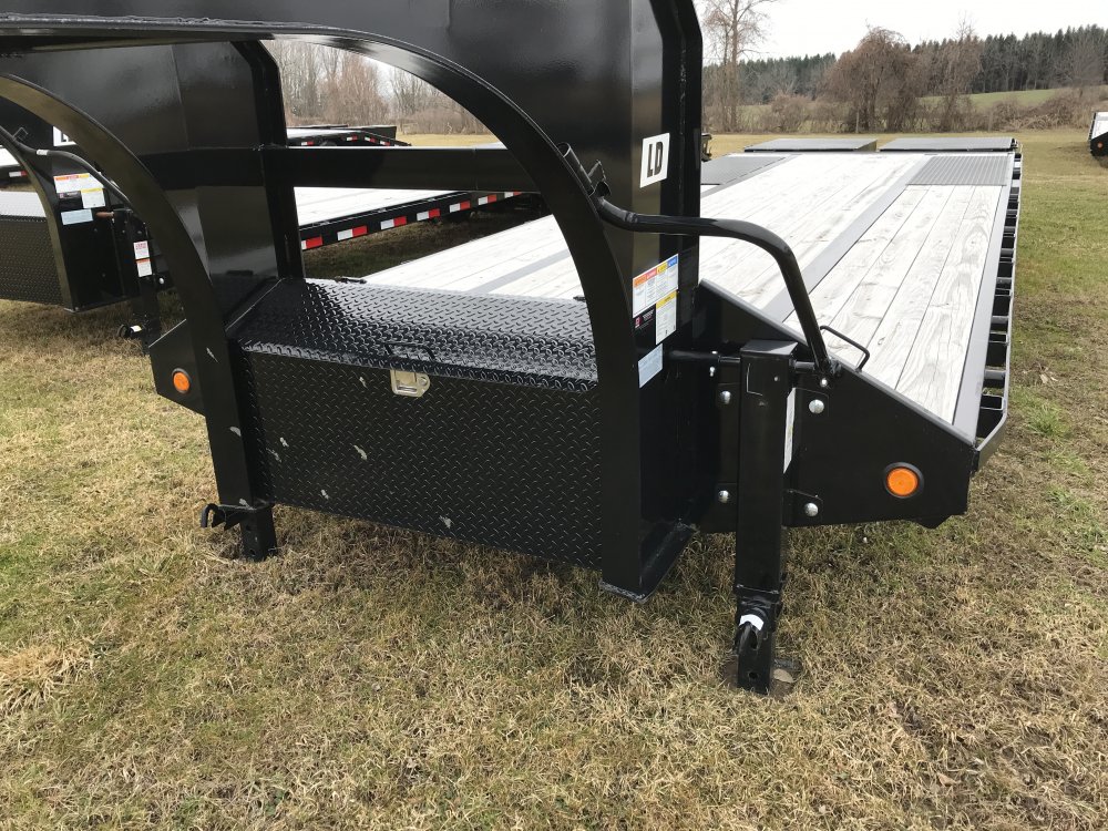 2023 PJ 28' Low-Pro Flatdeck with Duals