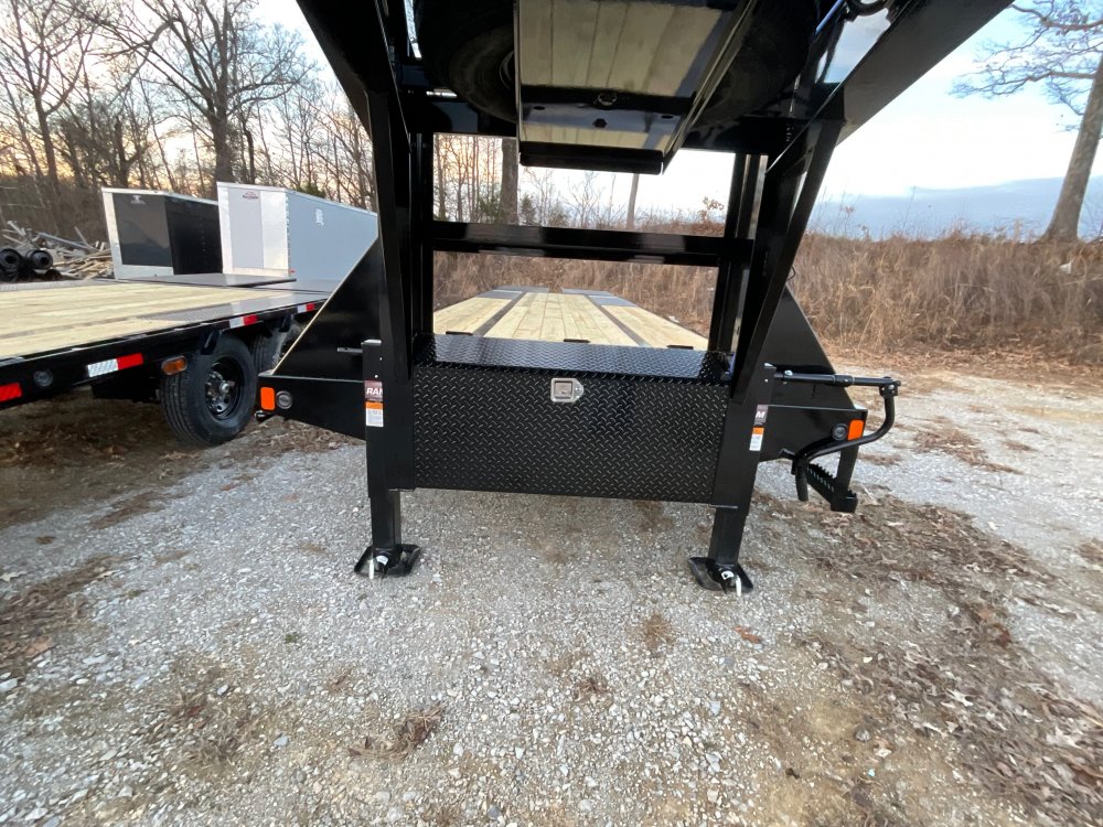 102"x32' Load Trail LLC Gooseneck Flatbed