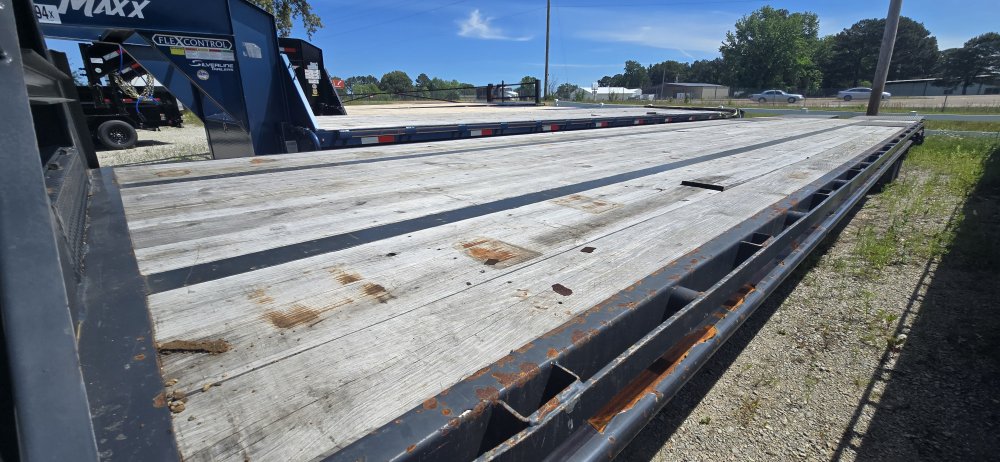 102"x40' East Texas Gooseneck Flatbed