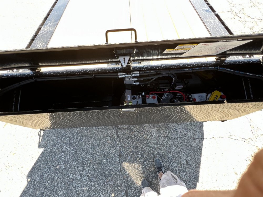 Gooseneck 2026 24' x102" MAXX-D T8X 8" POWER EQUIPMENT TILT 18K