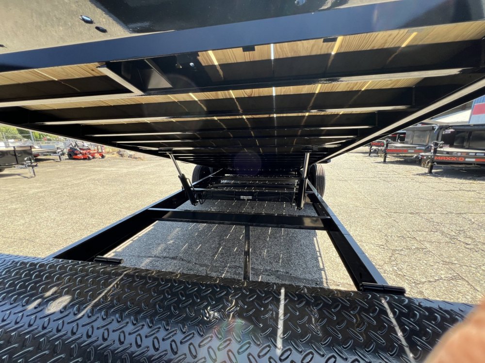 Gooseneck 2026 24' x102" MAXX-D T8X 8" POWER EQUIPMENT TILT 18K