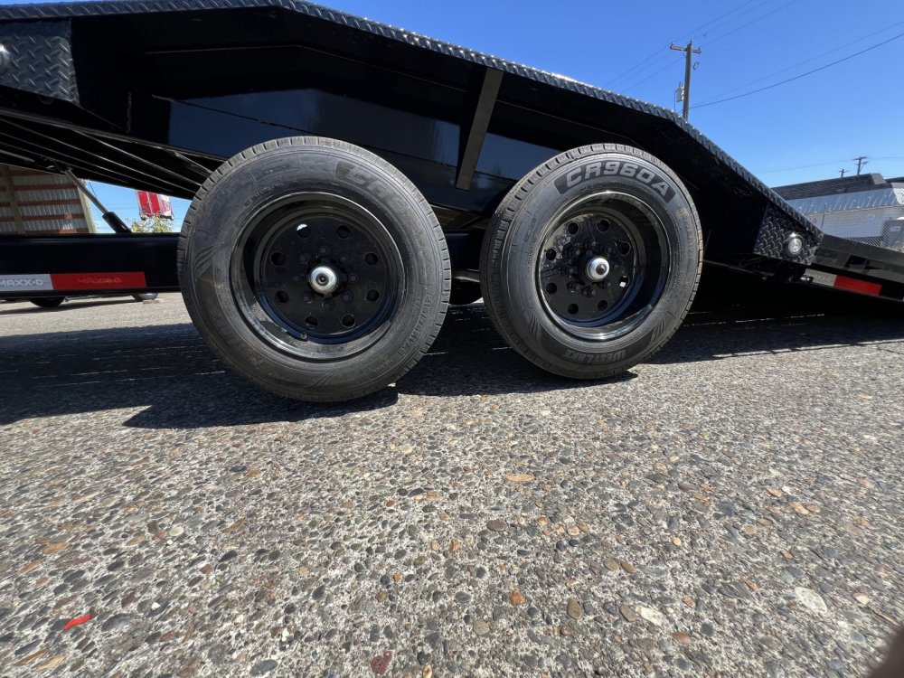 Gooseneck 2026 24' x102" MAXX-D T8X 8" POWER EQUIPMENT TILT 18K