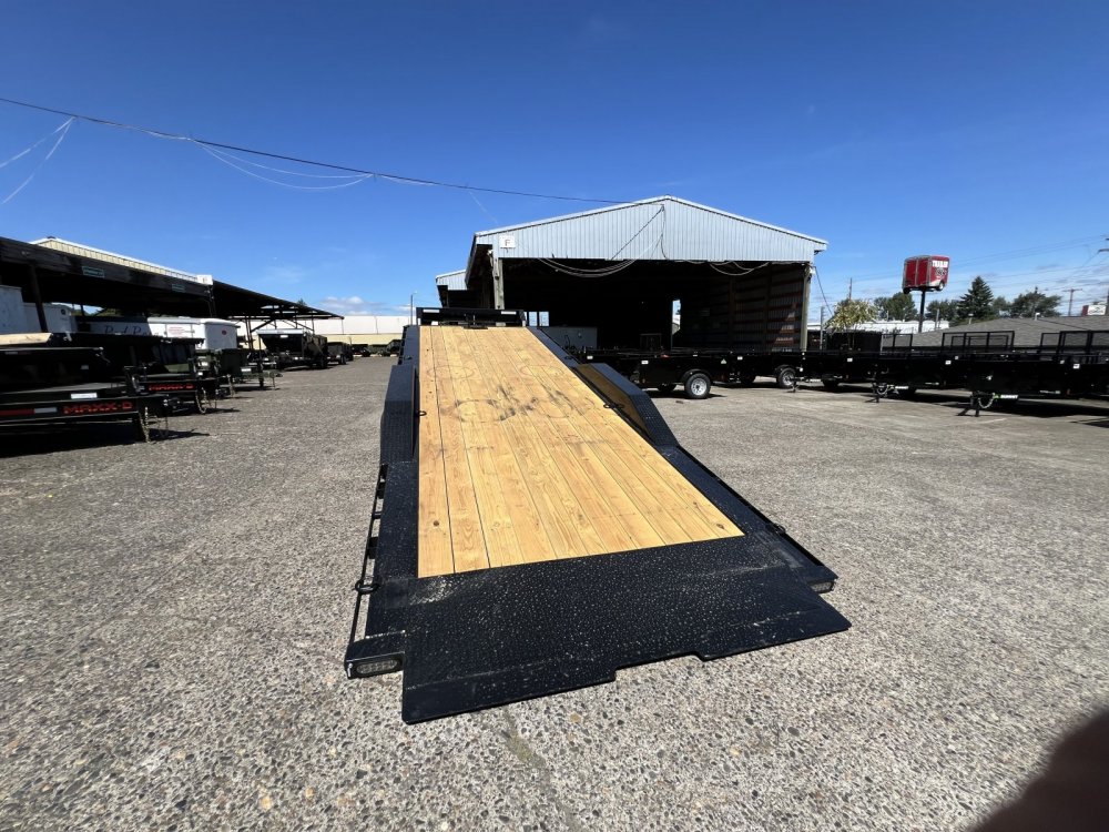 Gooseneck 2026 24' x102" MAXX-D T8X 8" POWER EQUIPMENT TILT 18K