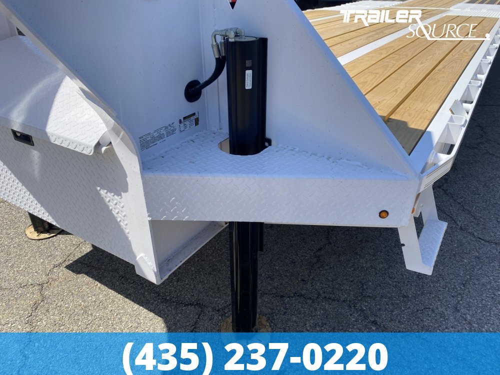 8.5x32 Diamond C FMAX-HDT 212 25.9K Hydraulic Dovetail Gooseneck