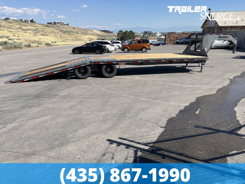 8.5x32 Diamond C FMAX HDT 32' 25K Hydraulic Dovetail Gooseneck