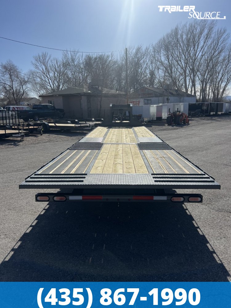 8.5x32 Diamond C FMAX HDT Gooseneck Hydraulic Dovetail 32' 25K Hydraulic Dovetail Gooseneck