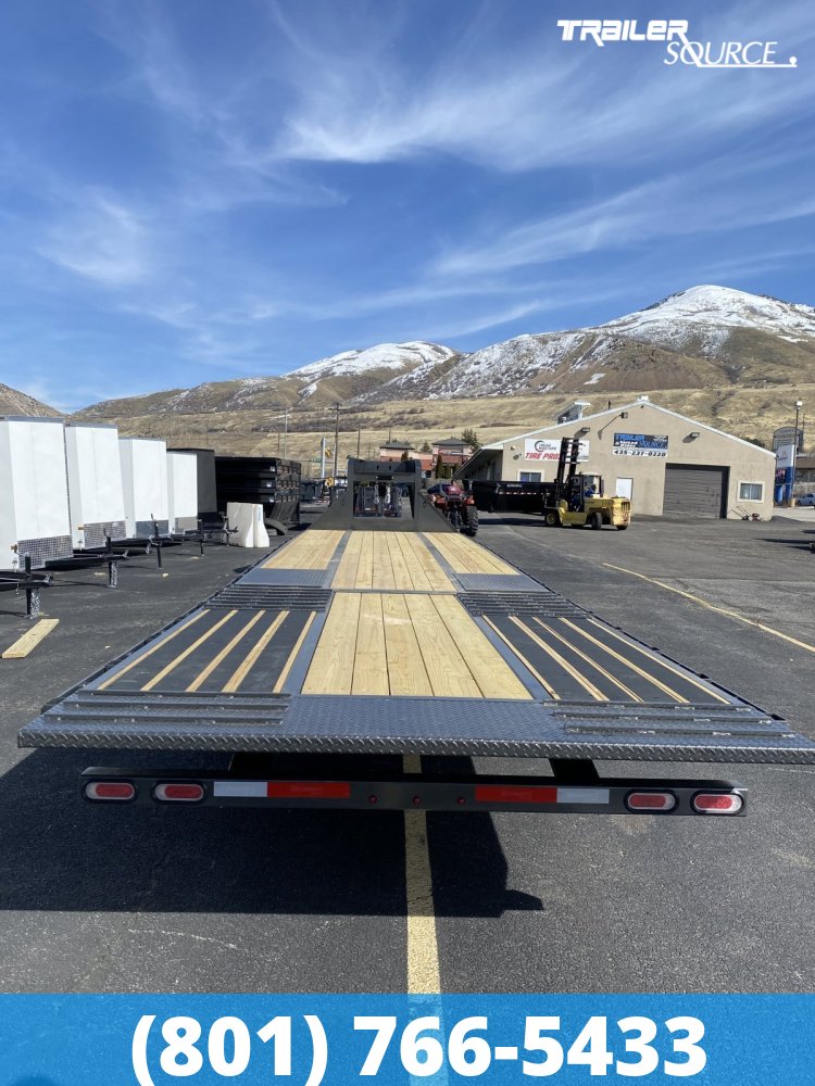 8.5x35 Diamond C FMAX-HDT 35' 25.9K Hydraulic Dovetail Gooseneck