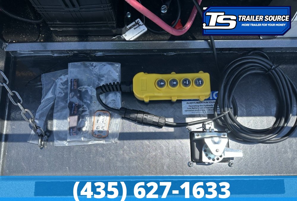 8.5x40 Diamond C FMAX-HDT 212 Pacesetter Pkg Pacesetter Pkg Gooseneck Hydraulic Dovetail Equipment Trailer - 25.9K GVWR - Hydraulic Jack(s)
